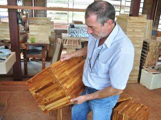 Stephan Hofmann é o coordenador do projeto e mostra como funciona o encaixa da madeira.