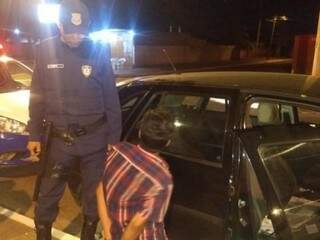 Guarda Municipal ao lado do suspeito flagrado tentando furtar o veículo. (Foto: Divulgação) 