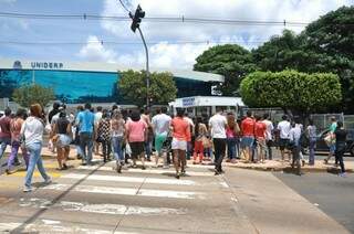 Fluxo de candidatos na frente da universidade ficou intenso antes do meio-dia. (Foto: Marcelo Calazans)