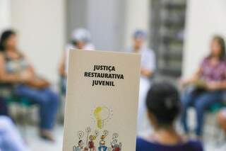 Justiça Restaurativa promove encontros entre as vítimas e os jovens infratores para tentar resolver o problema de forma amigável (Foto: Fernando Antunes)