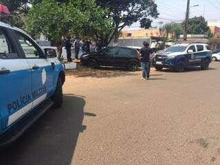 Peugeot preto ocupado por fugitivos no momento em que foi cercado por policiais brasileiros e paraguaios (Foto: Porã News)