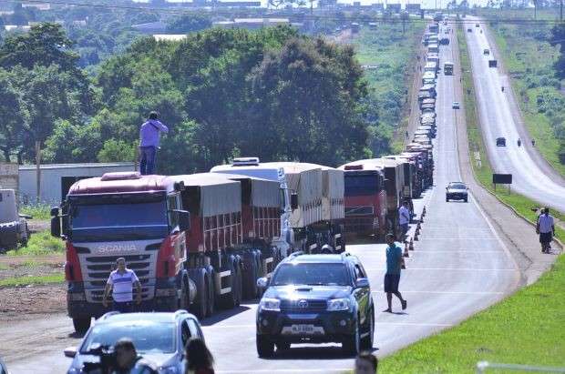 Caminhoneiros voltam a bloquear BR-163 no Trevo da Bandeira &agrave;s 6h desta sexta
