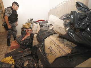 Policiais encontraram cerca de uma tonelada de droga embalada e pronta para distribuição. (Saul Schramm/Jornal O Estado MS)