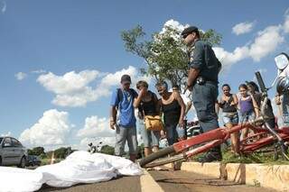 Idoso morre após colisão com veículo na saída de Corumbá (Foto: Cleber Gellio)