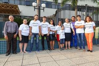 Amigos e familiares de Wemerson estiveram na frente do Fórum pedindo Justiça. (Foto: Fernando Antunes)