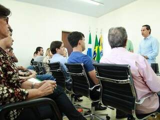 Marquinhos Trad durante reunião com secretários na manhã deste domingo. (Foto: Divulgação/PMCG)