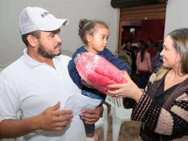 Mais de 30 mil fam&iacute;lias devem receber cobertores arrecadados pelo FAC