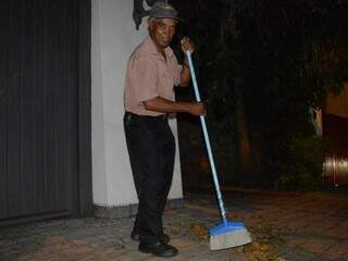 Guardo noturno, ele cuida as casas e ainda varre a calçada diariamente. (Foto: Thailla Torres)