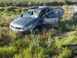 Carro ficou com o painel destruído após acidente na tarde desta quinta-feira (Foto: Capitan Bado)