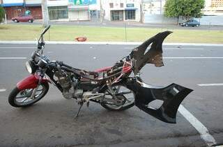 Tanque da moto foi arrancado com o impacto da batida. (Foto: Simão Nogueira)