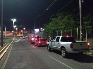 Carros parados na blitz na Avenida Eduardo Elias Zahran. (Foto: Divulgação/BPTran)