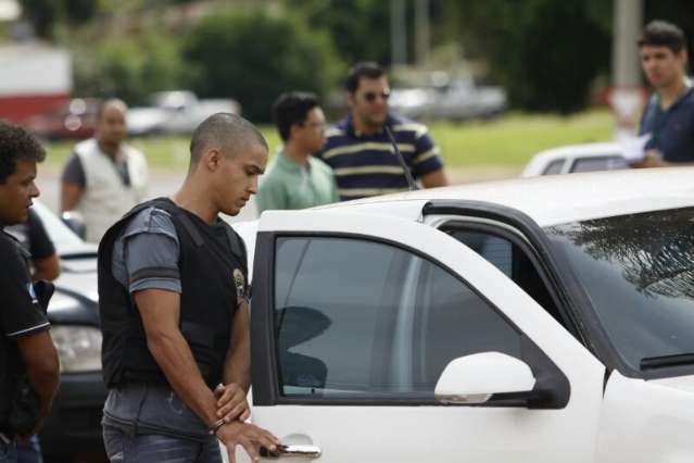 Pol&iacute;cia interdita avenida para reconstituir morte de Erlon Bernal