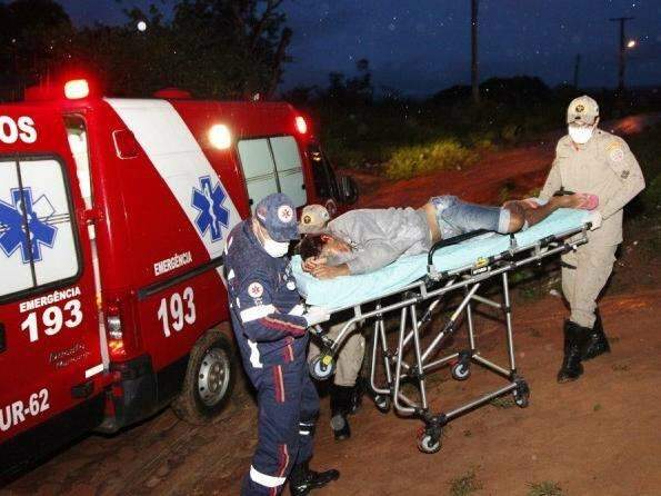 Jovem &eacute; baleado por homens em uma moto em frente resid&ecirc;ncia de amigos
