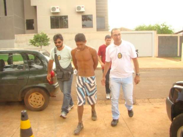 Acusado de matar jovem com 16 facadas &eacute; preso em Dourados 