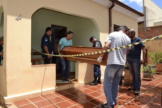 Policial aposentado &eacute; morto a tiros pela esposa no Amamba&iacute;