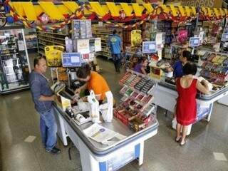 Movimentação em supermercado de Campo Grande; preços dos produtos variam com a inflação (Foto: Arquivo)