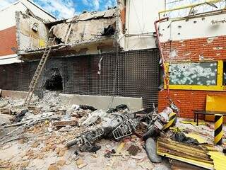 Construções ao lado de pátio de transportadora de valores ficaram destruídas com impacto dos explosivos (Foto: ABC Color)
