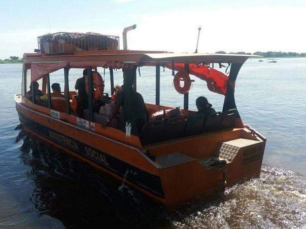 De barco, equipe inicia viagem para acompanhar cheia e situa&ccedil;&atilde;o de ribeirinhos