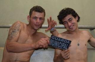 Diego e Eduardo, autuados em flagrante por assalto, posam para foto e pedem para repórter “caprichar na selfie” (Foto: Sidney Bronka/94 FM)