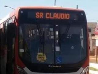 O letreiro do ônibus com a homenagem ao funcionário da empresa Aviação Cidade Morena (Foto: Reprodução/ Redes sociais)
