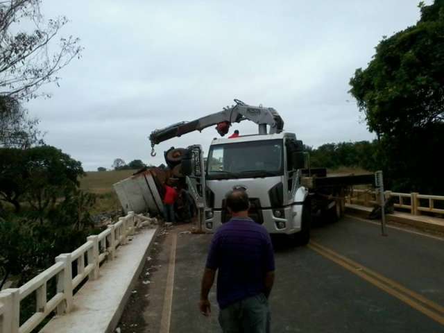 Caminh&atilde;o tomba e interdita rodovia por tr&ecirc;s horas na regi&atilde;o norte de MS