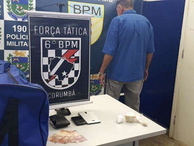 Idoso de 70 anos &eacute; preso com coca&iacute;na dentro da cueca em &ocirc;nibus