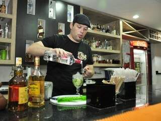Após 8 anos vivendo nos bares de São Paulo, barman quer cativar público GLS. 