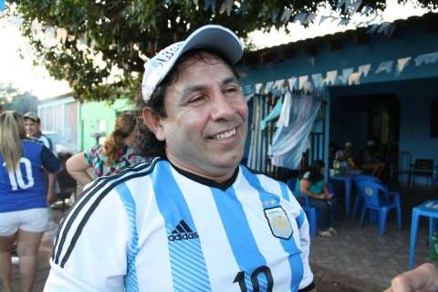 Torcedores argentinos da Capital apostam em Messi e Romero 