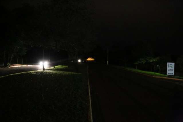 Ilumina&ccedil;&atilde;o &eacute; esquecida na periferia e popula&ccedil;&atilde;o fica no escuro