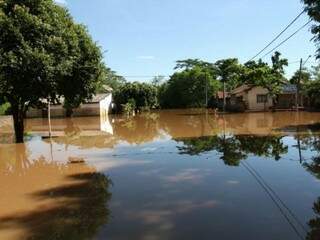 Casas de Aquidauana estão ainda inundadas, mesmo com redução do nível do rio (Foto: Saul Schramm)