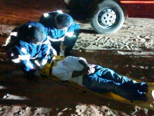 Homem &eacute; encontrado ferido e diz que foi espancado por grupo de desconhecidos