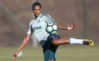 O atacante Deyverson deve iniciar como titular no jogo deste sábado diante do Avaí (Foto: Palmeiras/Divulgação)