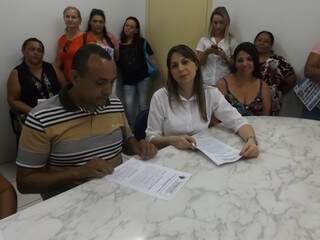 Presidente do Siems e representante de hospital assinam acordo em Rio Brilhante (Foto: Divulgação)