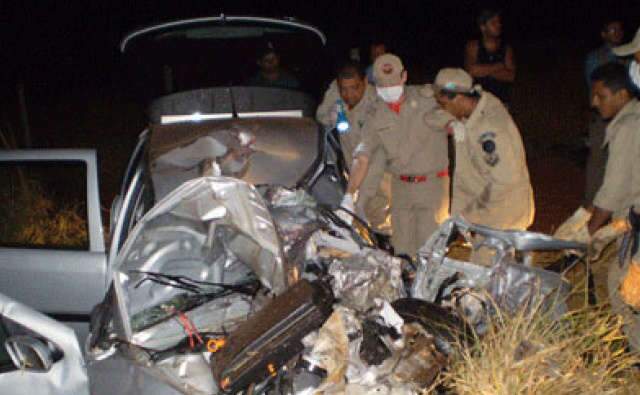  Quatro morrem e um fica ferido em acidente entre tr&ecirc;s ve&iacute;culos na BR-158 