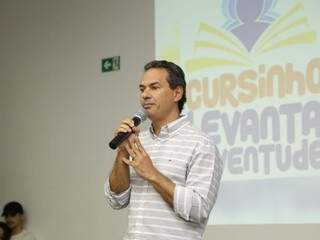Prefeito de Campo Grande, Marquinhos Trad (PSD) discursa durante aula na Uniderp. (Foto: Kísie Ainoã).
