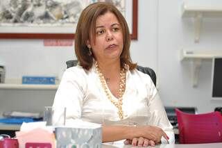 A promotora de justiça Sara Francisco explica a situação do controle de infecção hospitalar na Capital. (Foto: Marlon Ganassin)