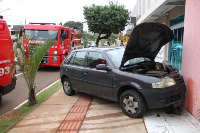 Mulher se distrai ao volante e carro colide em escrit&oacute;rio de contabilidade