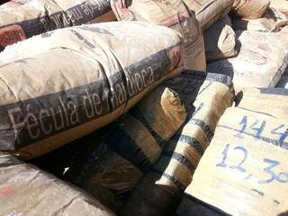 Fardos de maconha estavam escondidos em carga de fécula de mandioca (Foto: Divulgação/DOF)