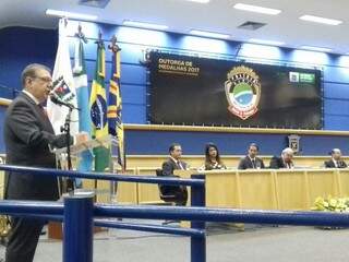 O prefeito Marquinhos Trad no centro da Mesa Diretora da Câmara Municipal de Campo Grande, durante evento da Polícia Civil nesta sexta-feira (Foto: Mayara Bueno)