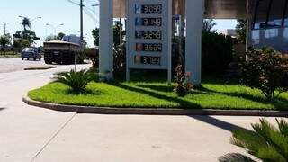 Cliente encontra gasolina a R$ 3,689 em Três Lagoas (Foto: Ricardo Ojeda/Perfil News)