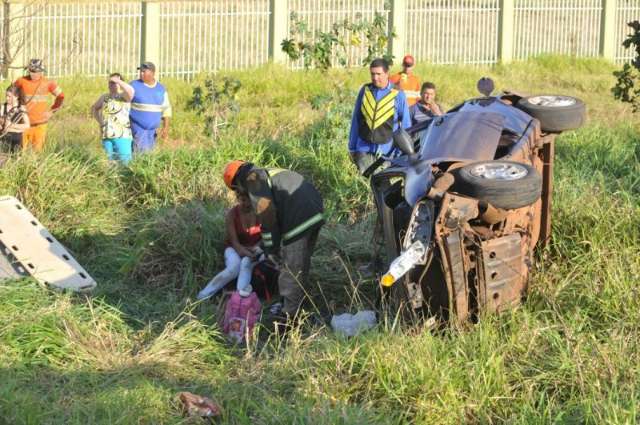 Carro roubado tomba no anel vi&aacute;rio e quatro pessoas ficam feridas