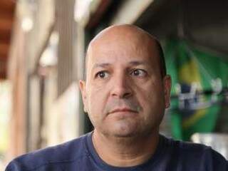 O comerciário Ricardo Martins não sai de casa a pé, à noite, por medo de ser assaltado (Foto: João Paulo Gonçalves)