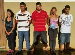 Cinco pessoas presas pelo DOF quando levavam Golf para o Paraguai (Foto: Divulgação)