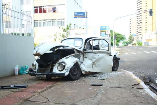 Motorista distra&iacute;do fura sinal e provoca acidente no Jardim dos Estados 
