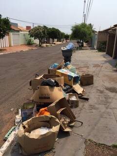Caixas e sacos de lixo espalhados em rua do Bairro Vilas Boas contribui com a proliferação de insetos. (Foto:Lucimar Couto)