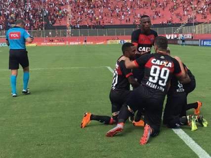 Vitória bate Ceará por 2 a 1 e deixa zona de rebaixamento no Brasileirão
