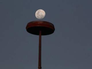Lua Nova surge no céu de Campo Grande. Tempo seco, sem chuva, vai predominar em todo estado nesse fim de semana.