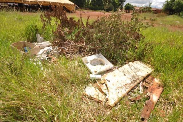 Sem limpeza h&aacute; mais de 1 ano, &aacute;rea verde tem at&eacute; resto de asfalto 