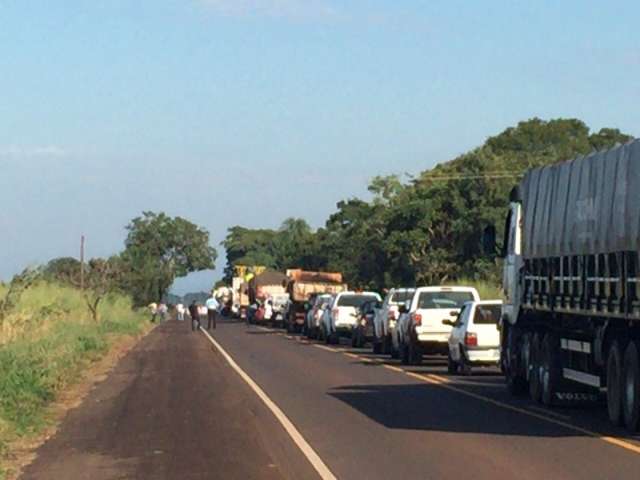 Manifesta&ccedil;&atilde;o de sem-terra interdita mais um trecho na BR-163