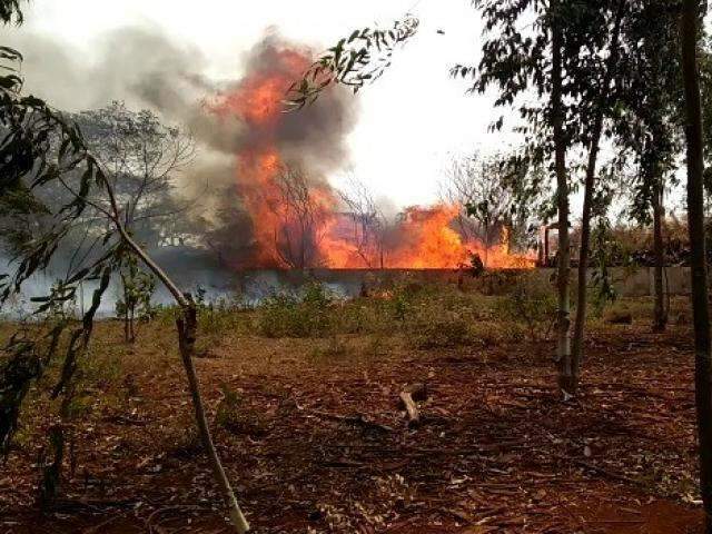 Inc&ecirc;ndio incomoda e assusta vizinhos de madeireira no Indubrasil h&aacute; 15 dias